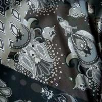 Satin lycra motifs cachemire ton gris noir0