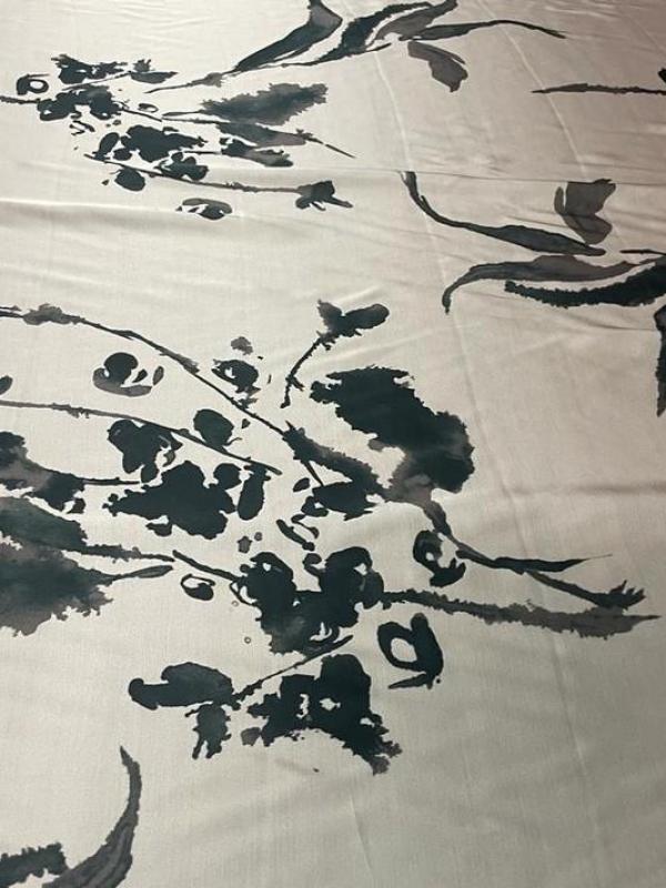 Satin viscose taupe imprimé noir