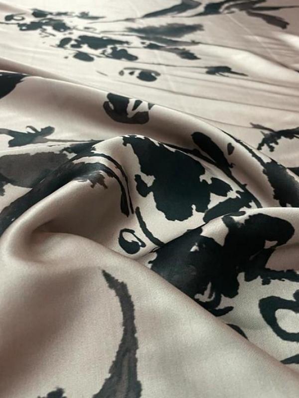 Satin viscose taupe imprimé noir