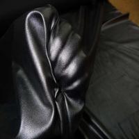 Simili cuir noir souple lycra extensible dans la largeur