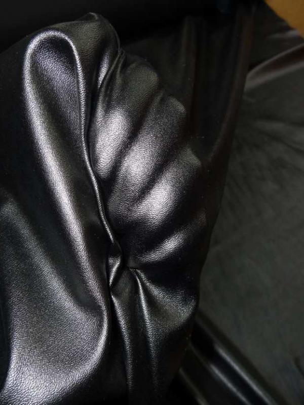 Simili cuir noir souple lycra extensible dans la largeur