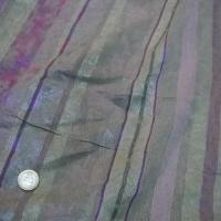 Soie façonné a bandes ton vert et rose pastel