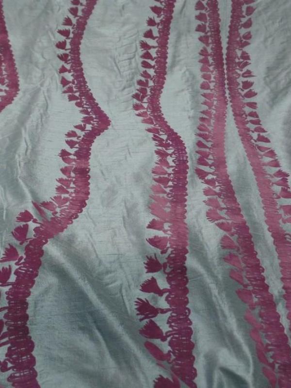 Soie sauvage bleu glacier a motifs devore aspect velours vieux rose1