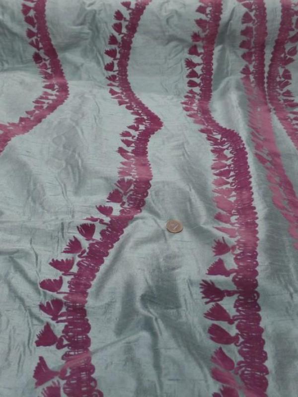 Soie sauvage bleu glacier a motifs devore aspect velours vieux rose1