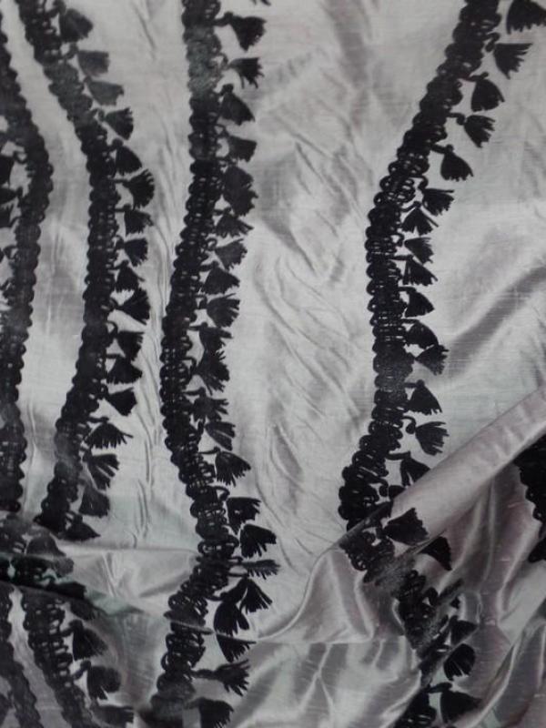 Soie sauvage gris metal a motifs devore aspect velours noir