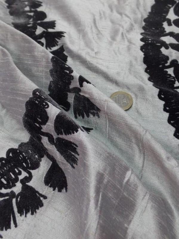 Soie sauvage gris metal a motifs devore aspect velours noir