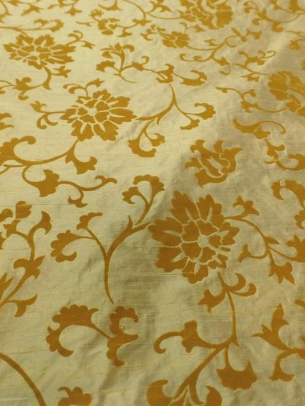 Soie sauvage jaune doré a motifs dévoré aspect velours safran