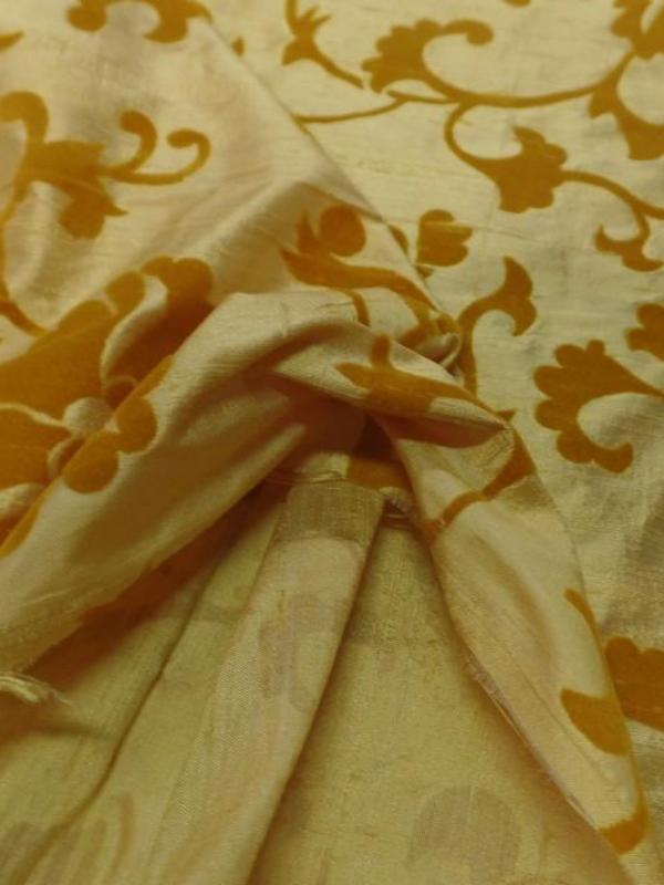 Soie sauvage jaune doré a motifs dévoré aspect velours safran