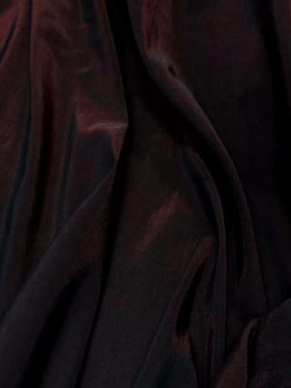 Style taffetas apparence organza ton rouge reflets noir