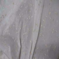 Taffetas blanc a fleurs brodes ton dore