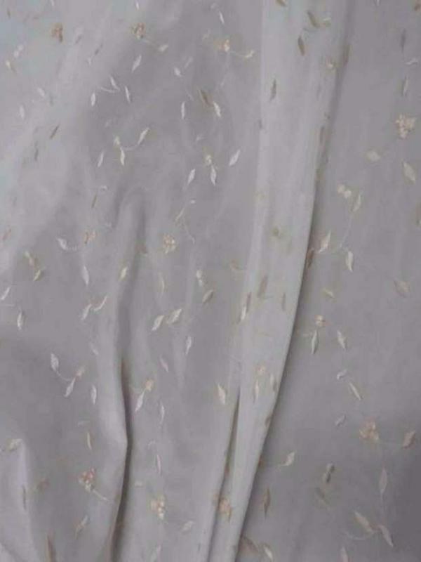 Taffetas blanc a fleurs brodes ton dore