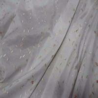 Taffetas blanc a fleurs brodes ton dore2