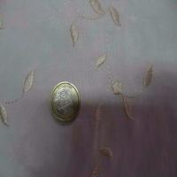 Taffetas blanc a fleurs brodes ton dore3