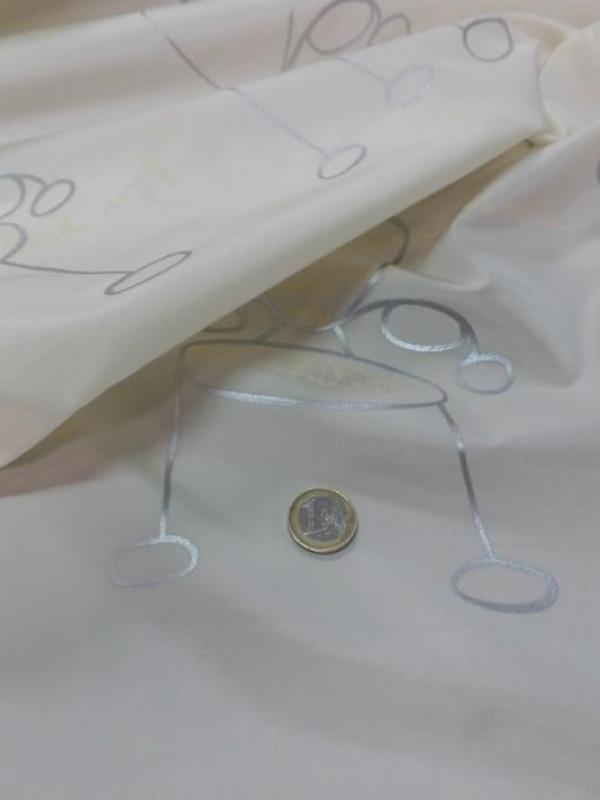 Taffetas blanc casse imprime metal motifs abstrait