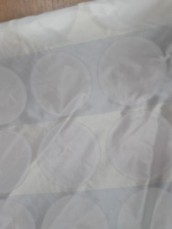 Taffetas blanc gris brodés motifs rond 20 cm en 1 50m de large