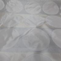 Taffetas blanc gris brodés motifs rond 20 cm en 1 50m de large