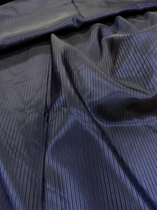 Taffetas bleu nuit faconne bande surbrode