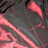 Taffetas bordeaux faconne carreaux