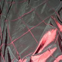 Taffetas bordeaux faconne carreaux4