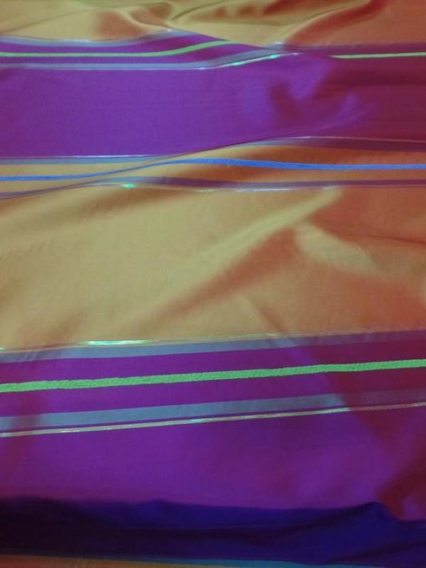 Taffetas bordeaux reflets bleu et safran dore a rayures 0