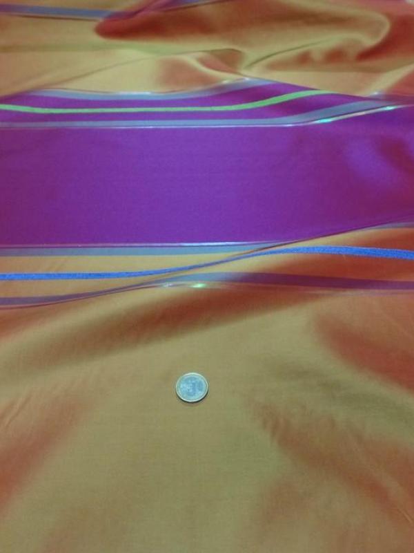 Taffetas bordeaux reflets bleu et safran dore a rayures 0
