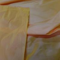 Taffetas changeant jaune a reflets rose2