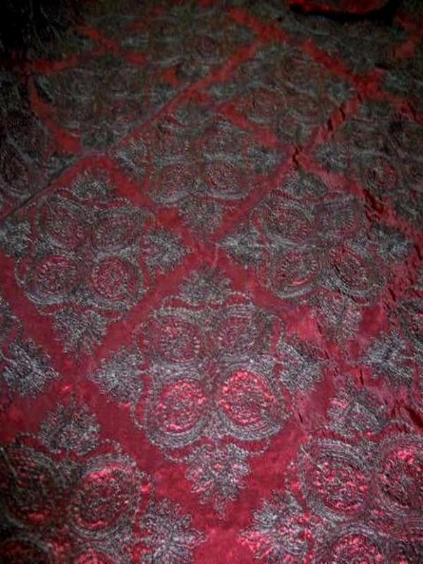 Taffetas changeant souple rouge reflets noir brode
