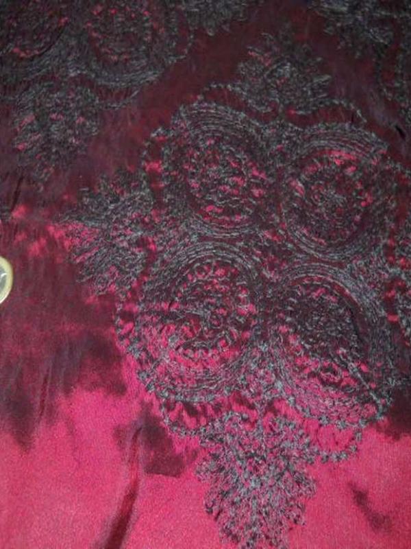 Taffetas changeant souple rouge reflets noir brode