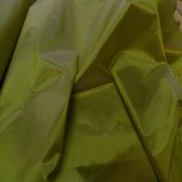 Taffetas changeant vert olive a reflets jaune