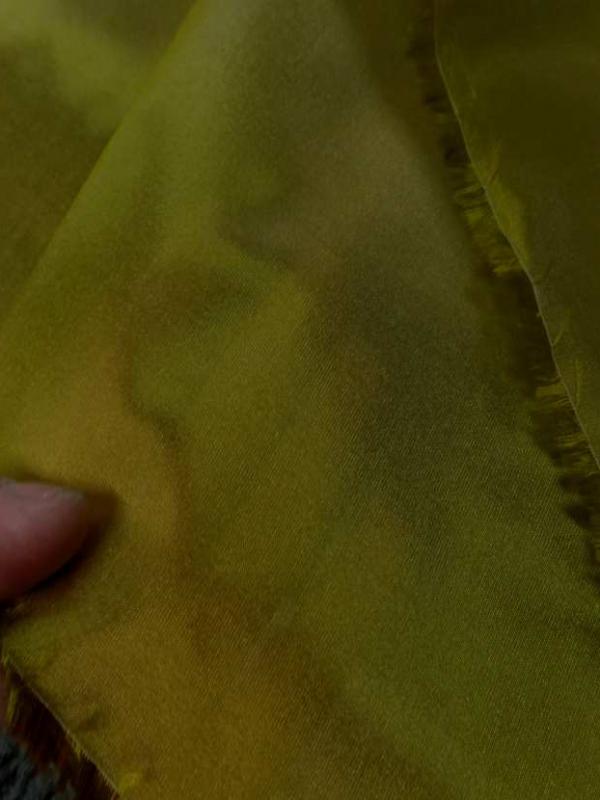 Taffetas changeant vert olive a reflets jaune