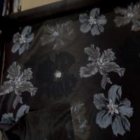 Taffetas d ameublement changeant marron noir imprime grosses fleurs taupe gris1