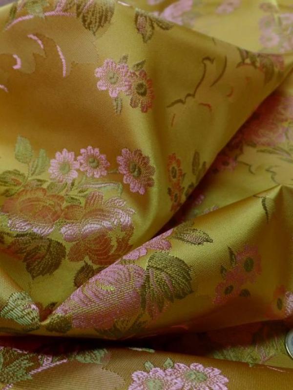 Taffetas d ameublement jaune dore brode fleurs ton cuivre et kaki clair