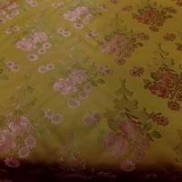 tissu taffetas d'ameublement jaune doré brodé fleurs ton cuivre et kaki clair en ligne