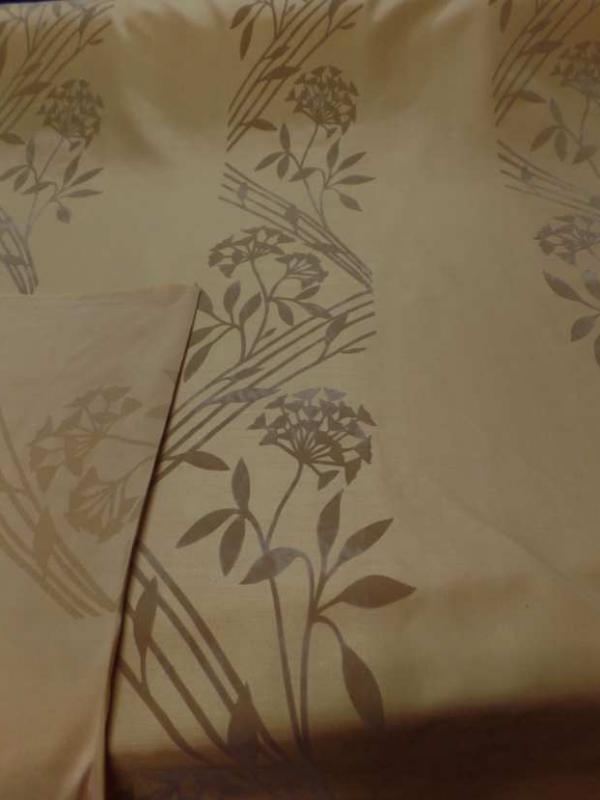Taffetas d ameublement jaune safran a motifs decore aspect velours taupe