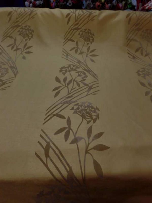 Taffetas d ameublement jaune safran a motifs decore aspect velours taupe