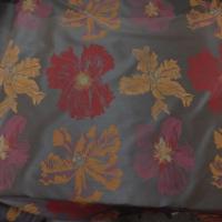 Taffetas d ameublement marron imprime grosses fleurs rouge et jaune safran