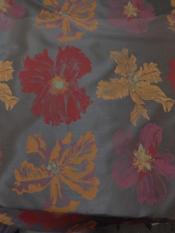 Taffetas d ameublement marron imprime grosses fleurs rouge et jaune safran