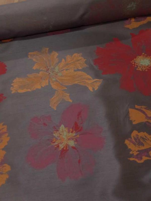 Taffetas d ameublement marron imprime grosses fleurs rouge et jaune safran