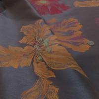 Taffetas d ameublement marron imprime grosses fleurs rouge et jaune safran00