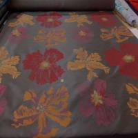 Taffetas d ameublement marron imprime grosses fleurs rouge et jaune safran3
