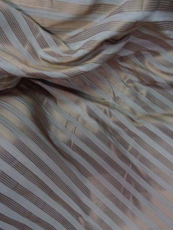 Taffetas de soie 100 a rayures faconne beige taupe dore