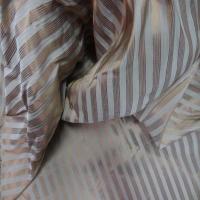 Taffetas de soie 100 a rayures faconne beige taupe dore3
