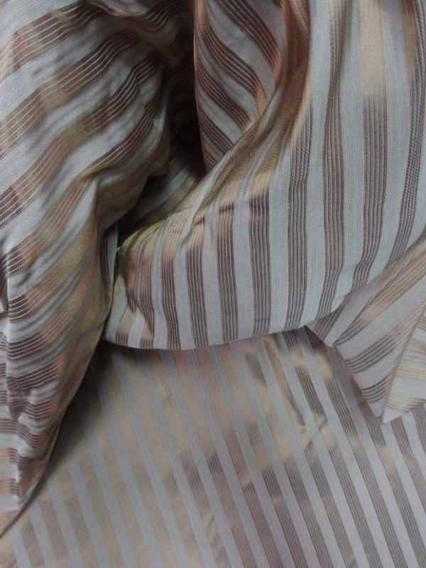 Taffetas de soie 100 a rayures faconne beige taupe dore
