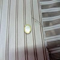 Taffetas de soie 100 a rayures faconne blanc casse taupe
