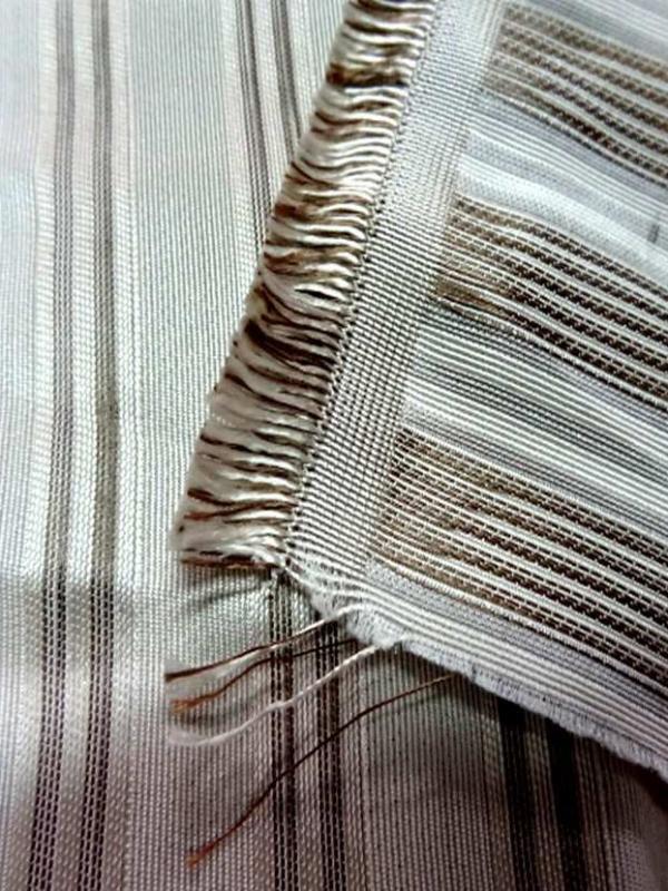 Taffetas de soie 100 a rayures faconne blanc casse taupe