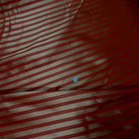Taffetas de soie 100 a rayures faconne rouge vermillon dore