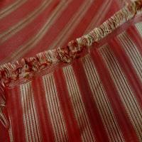 Taffetas de soie 100 a rayures faconne rouge vermillon dore6