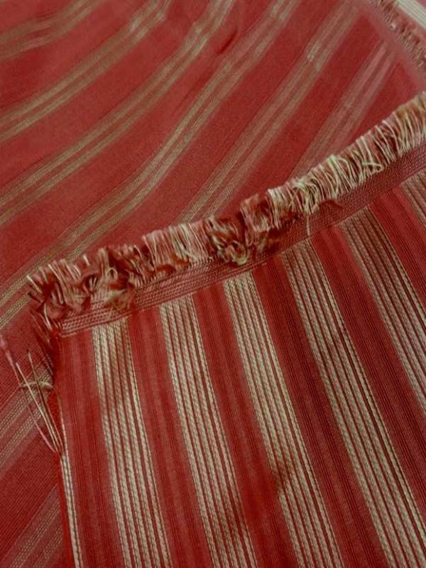 Taffetas de soie 100 a rayures faconne rouge vermillon dore