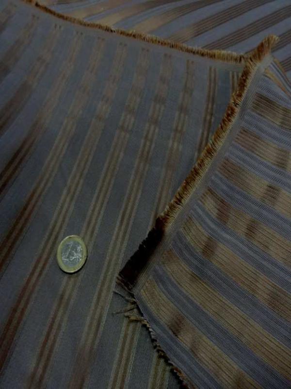 Taffetas de soie 100 a rayures faconne taupe dore