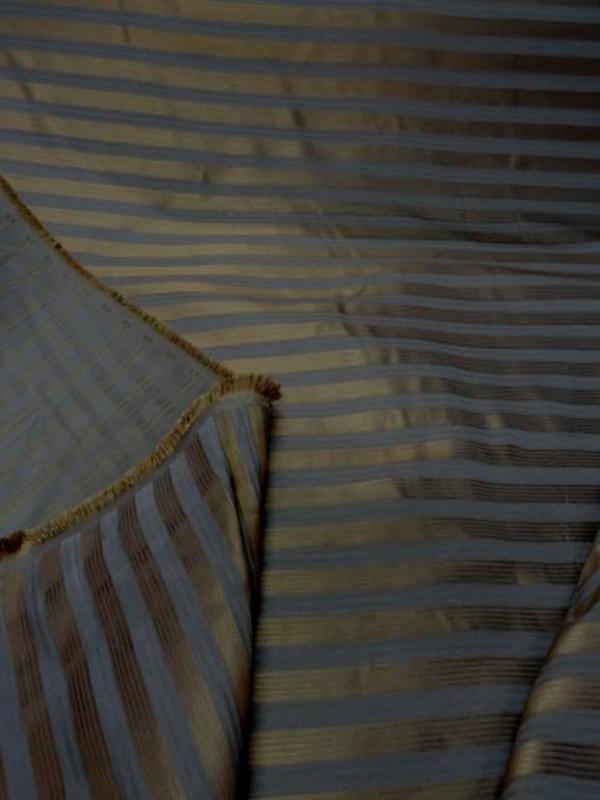 Taffetas de soie 100 a rayures faconne taupe dore